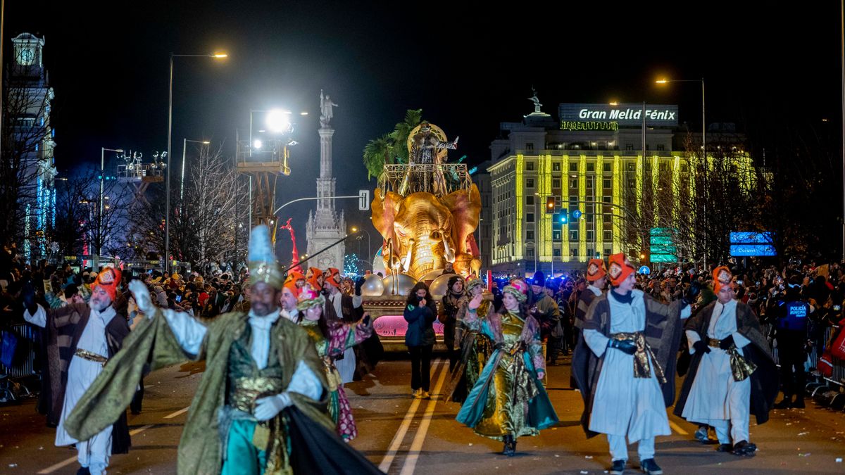 El Rey Baltasar saluda a los niños durante la cabalgata, a 5 de enero de 2024, en Madrid