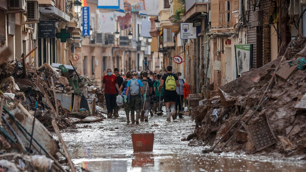 Fotografía de una de las calles de Paiporta encharcadas por lluvia