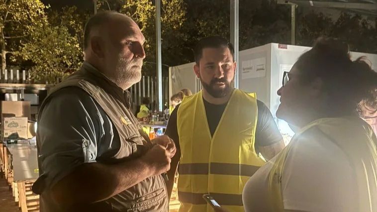 José Andrés durante el fin de semana tras llegar a la zona afectada