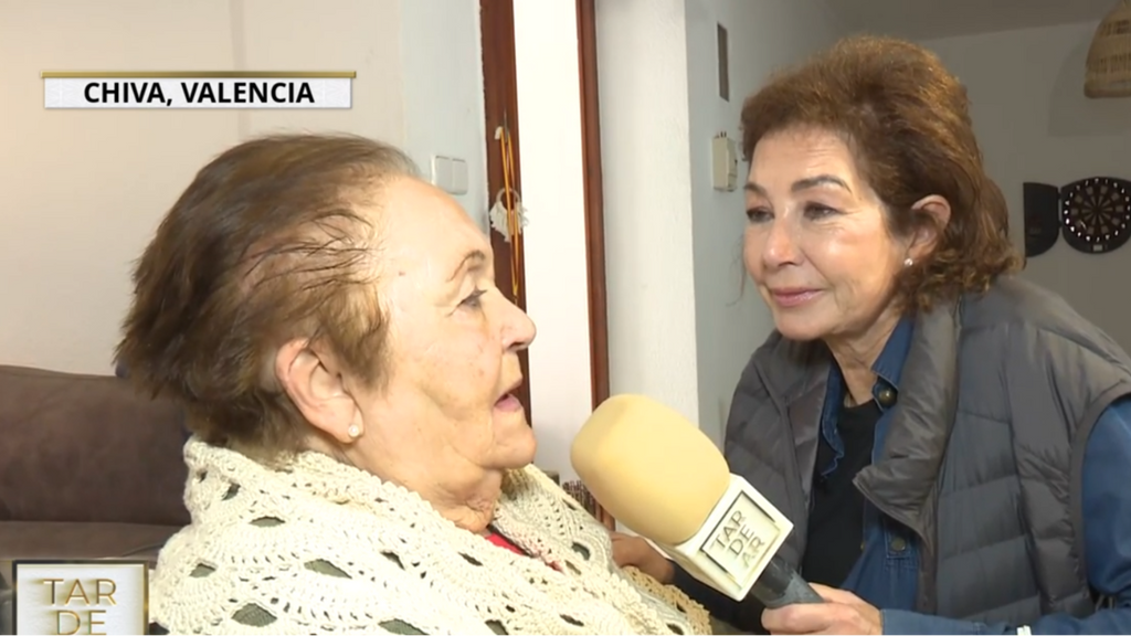 La anciana discapacitada que estuvo colgada durante horas de una lámpara por las inundaciones: "Sigo viva gracias a mi hija"