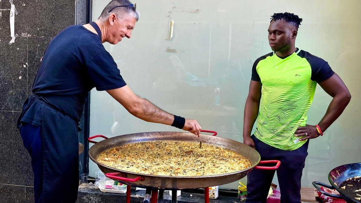 Mico Calatayud preparando una paella para los afectados por la catástrofe