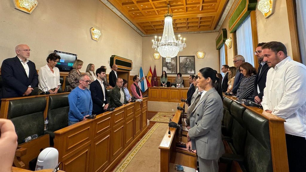 Minuto de silencio en el pleno del Ayuntamiento de Santiago de Compostela por las víctimas de la DANA en Valencia