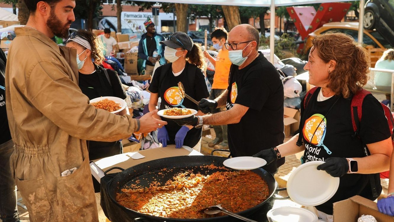 Paella para dar de comer a los voluntarios
