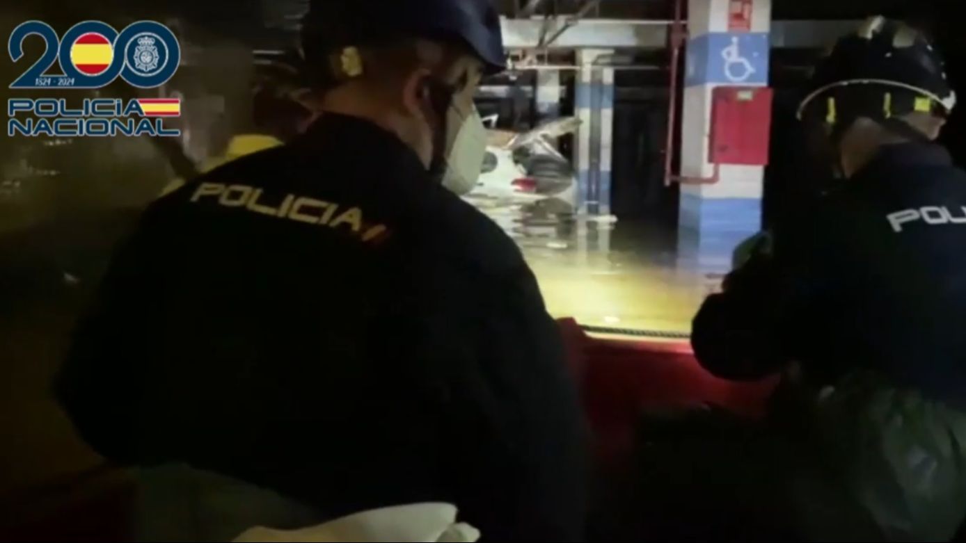 La policía continúa achicando agua en el parking de Bonaire
