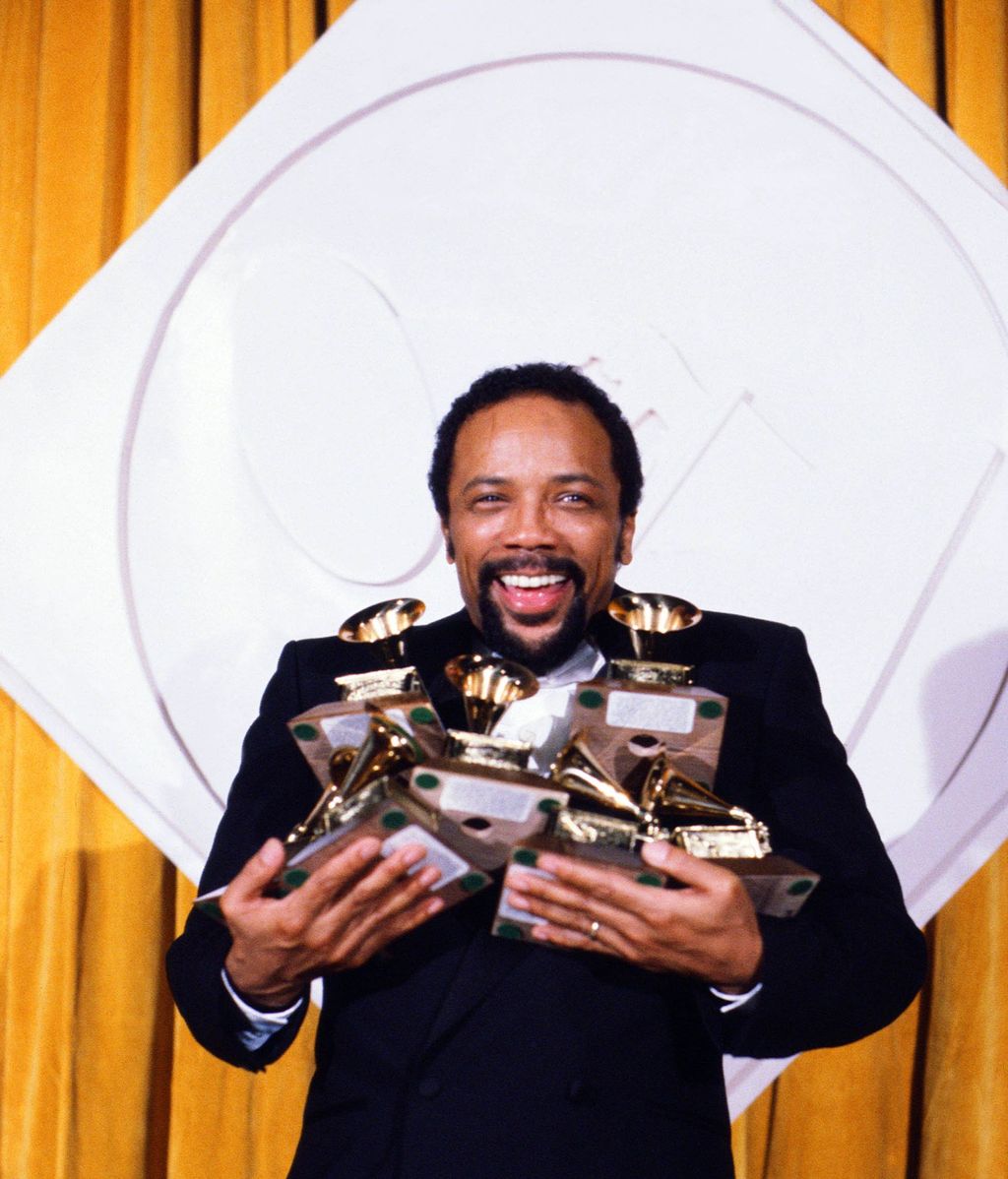 Quincy Jones recogiendo Grammys como si no hubiera mañana