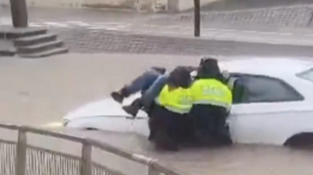 Rescatan a un hombre atrapado en el coche en una zona inundada por la DANA en Castelldefels