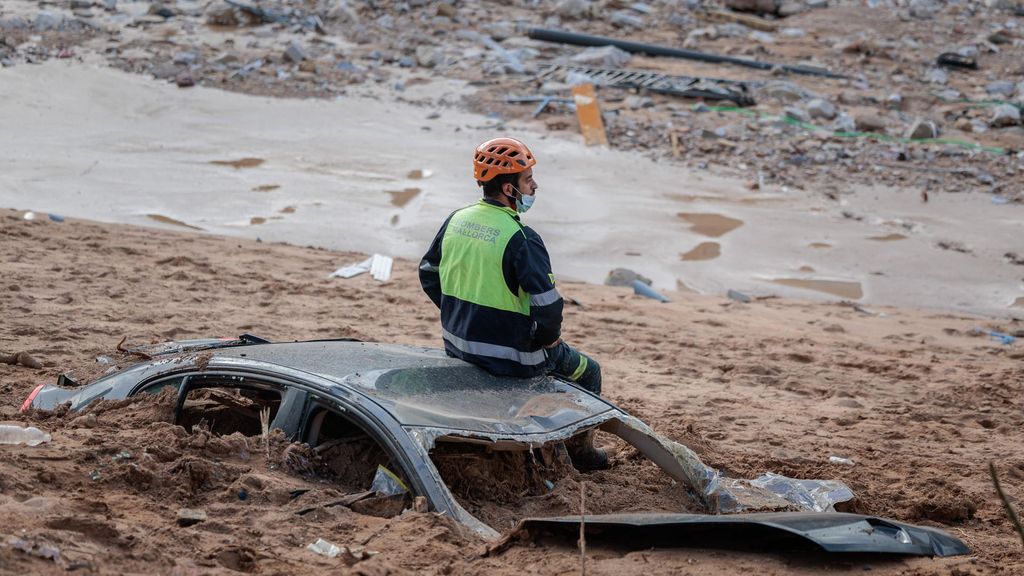 Un bombero durante las labores de limpieza y desescombro en Paiporta, Valencia.