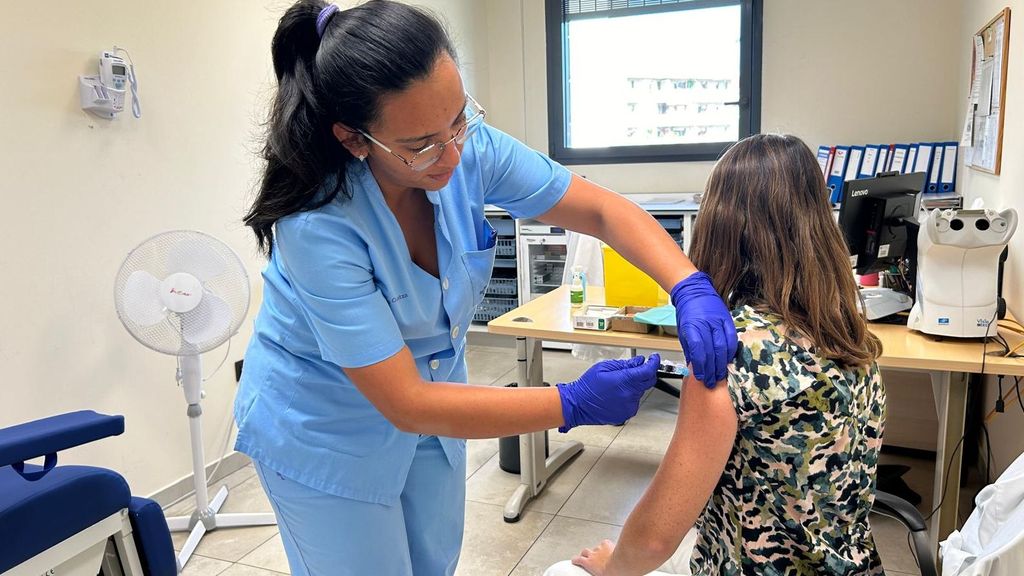 Una sanitaria inocula la vacuna a una paciente