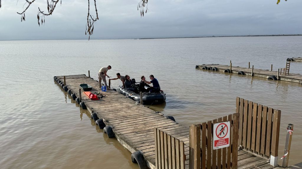 Una veintena de buzos de la Armada peinan la Albufera en busca de cuerpos