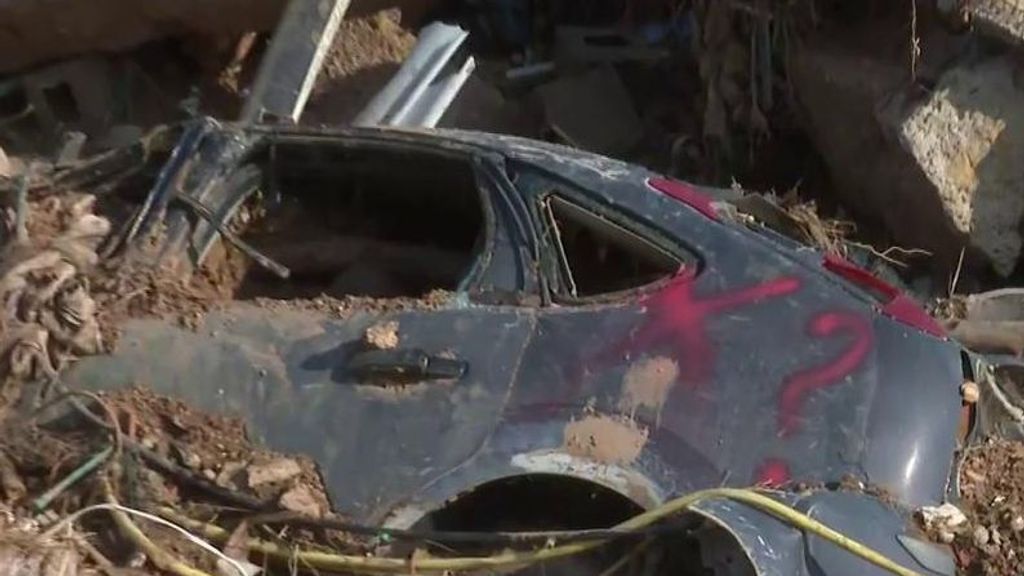 La imagen del horror en Valencia: marcan con una X los coches que podrían albergar víctimas mortales