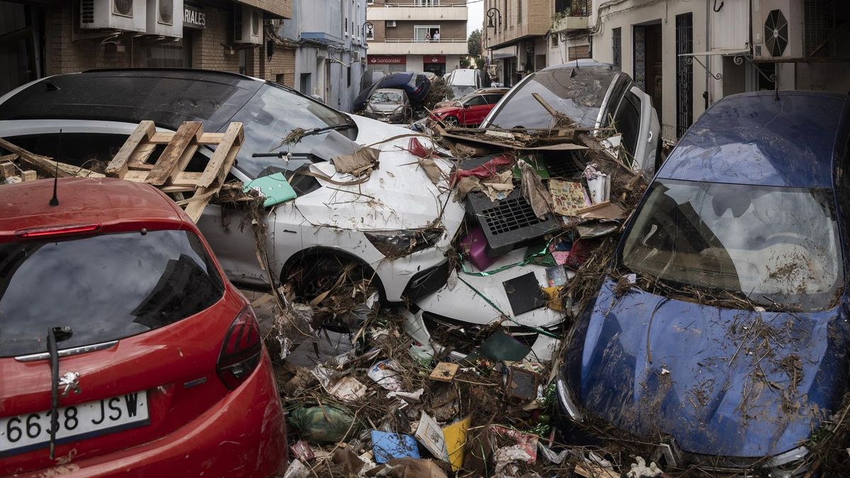 Coches apilados en Aldaia