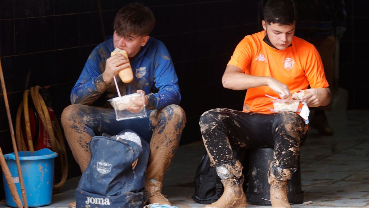 Dos jóvenes descansando del duro trabajo en Valencia