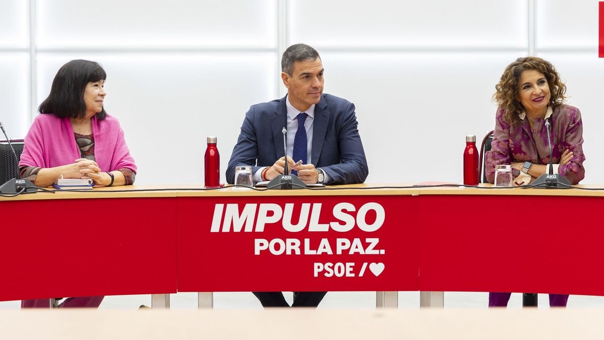 El secretario general del PSOE, junto a la presidenta del partido, Cristina Narbona y la vicesecretaria general, María Jesús Montero