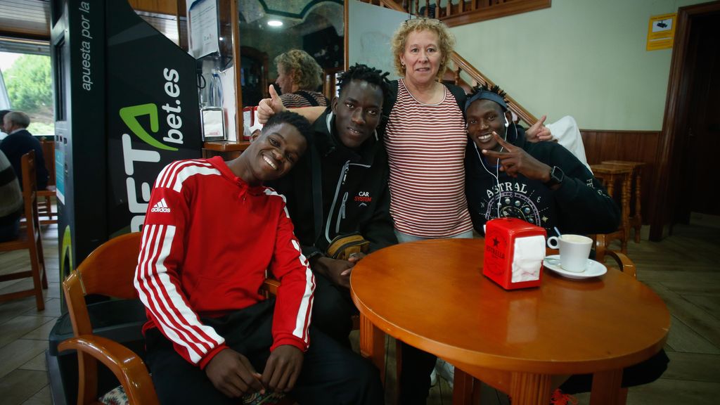 Foto de archivo de tres migrantes posando en un hotel de Monterroso, Lugo