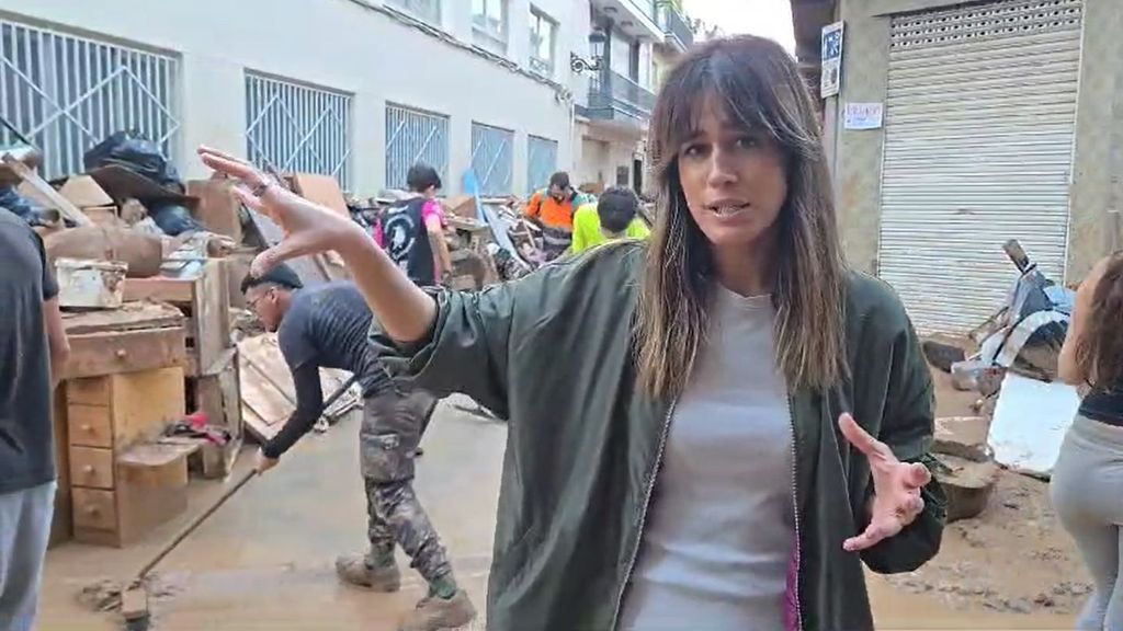 Isabel Jiménez, en la 'zona cero' de la DANA en Paiporta: "Aquí no ha llegado maquinaria pesada"