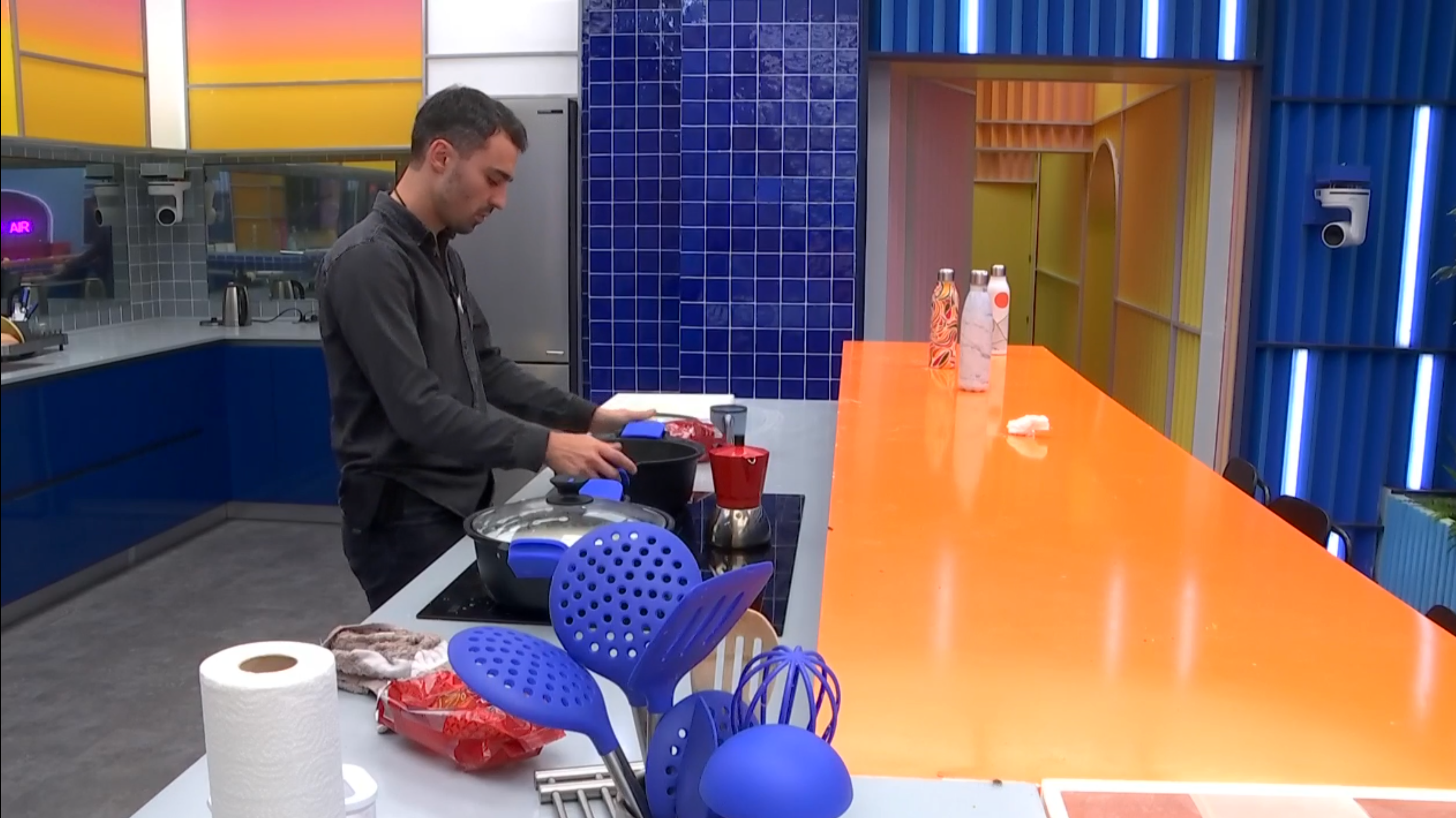 Jorge empieza a hacer la cena