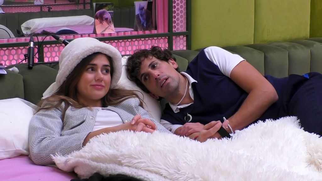 Jorge junto a Maica en el dormitorio rosa