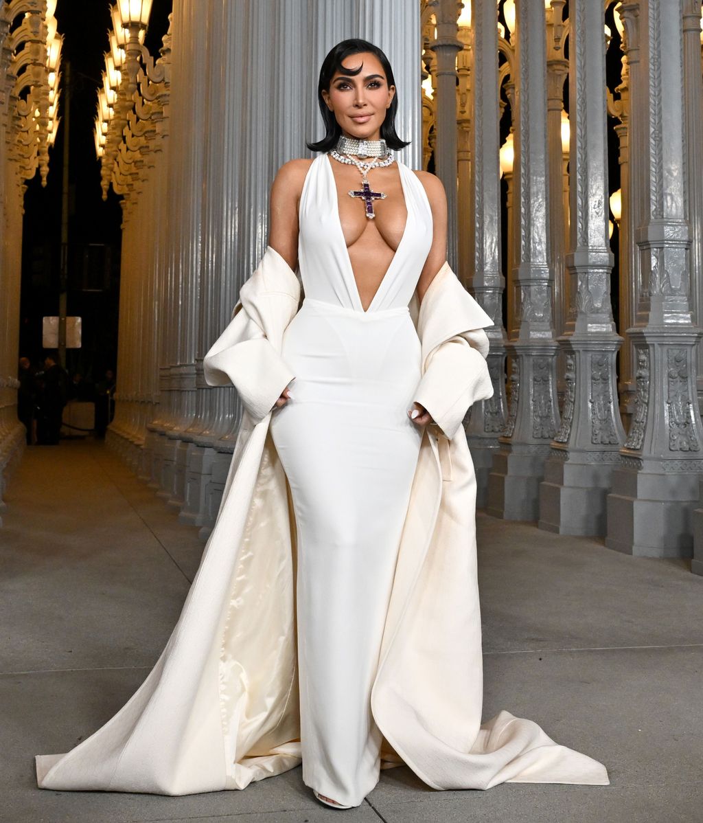 Kim Kardashian en el evento LACMA con el colgante de Lady Di