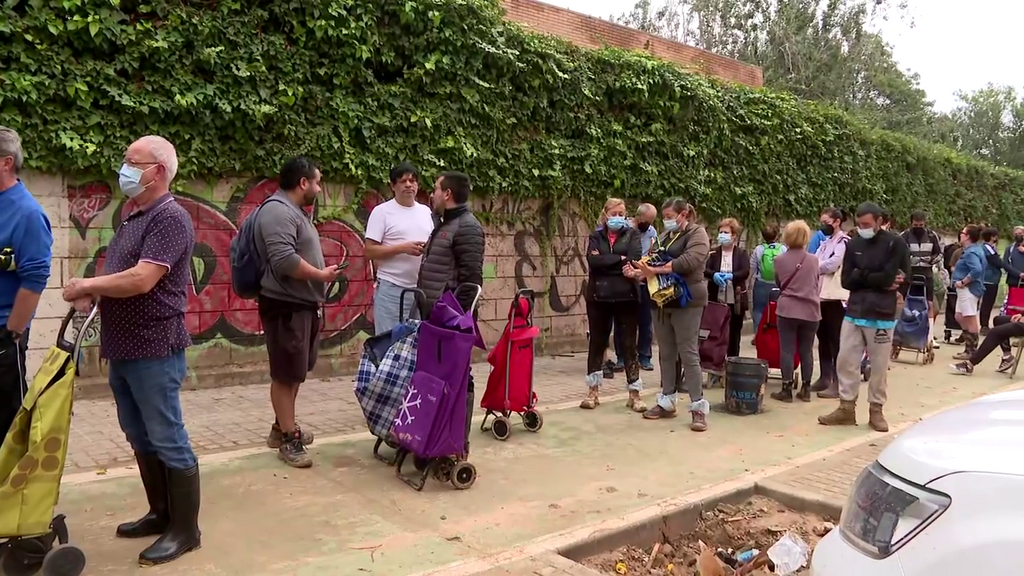 La distribución de las ayudas por la DANA, un trabajo complicadísimo que requiere la coordinación de voluntarios, ciudadanos y autoridades