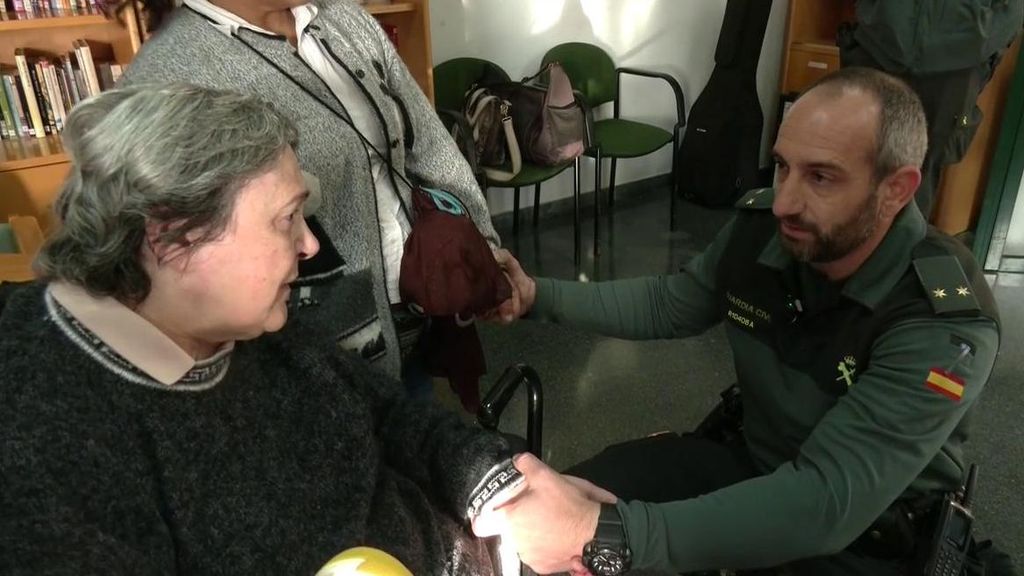 La Guardia Civil visita a las personas que rescataron en Chiva.