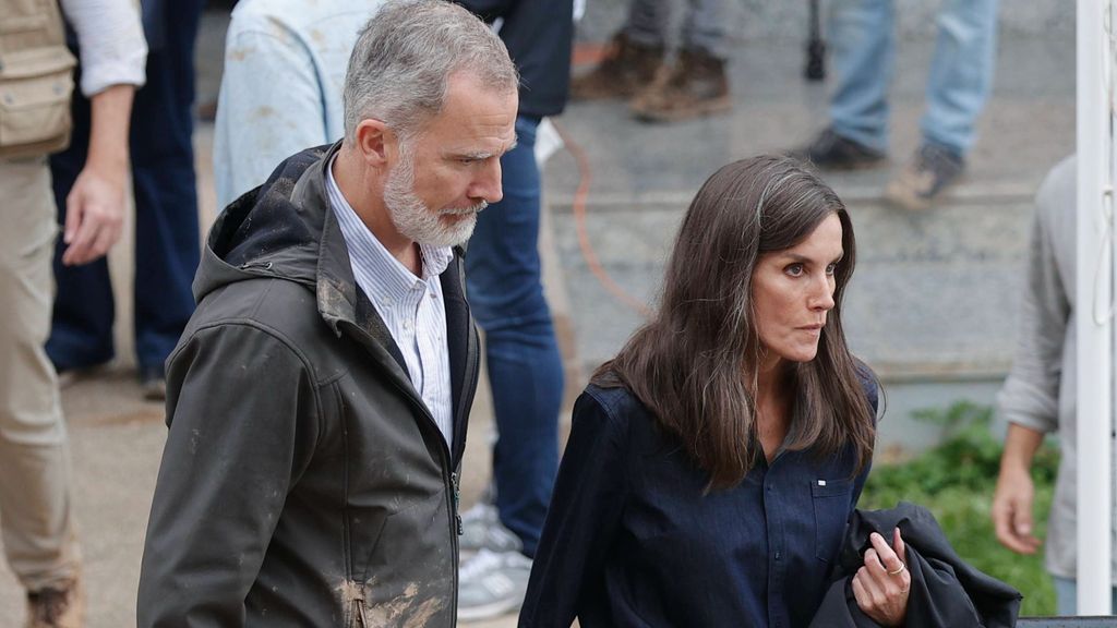 Letizia y Felipe durante su visita a Paiporta, en Valencia