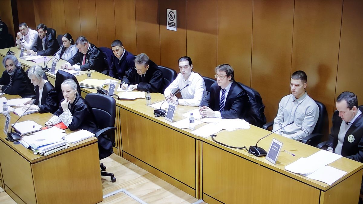 Los acusados en el juicio por el asesinato de Samuel Luiz junto a sus abogados en la Audiencia Provincial de A Coruña