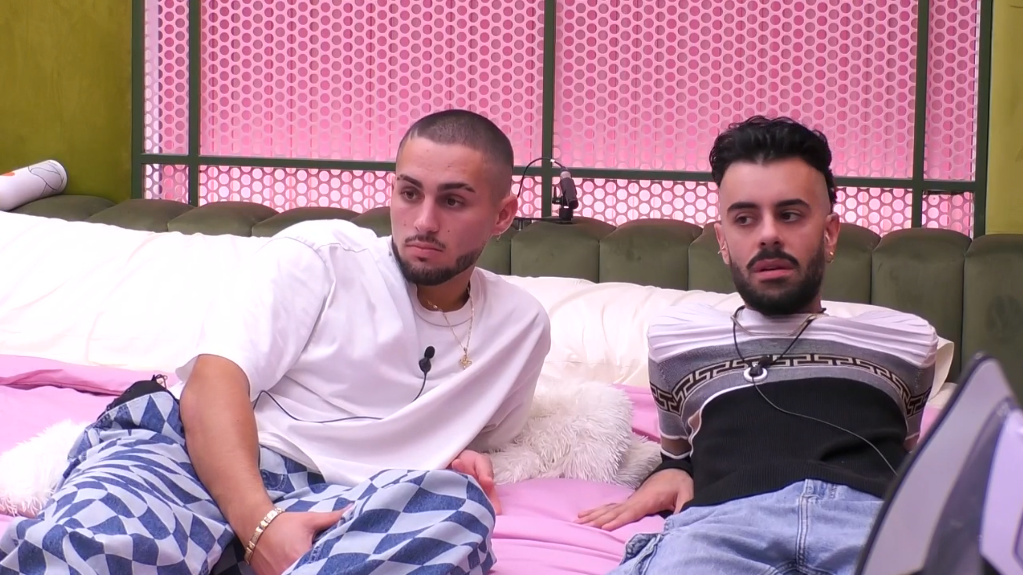 Manu y Ruvens en la habitación rosa