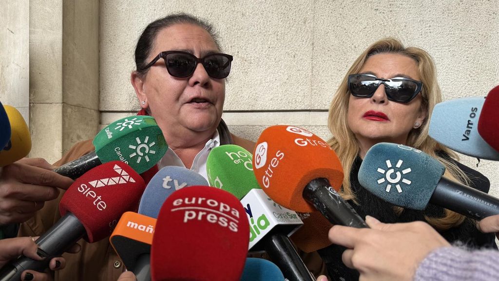 María del Monte a su salida del juzgado de Sevilla junto a su pareja, Inmaculada Casal, tras declarar como acusación particular por el robo en su domicilio