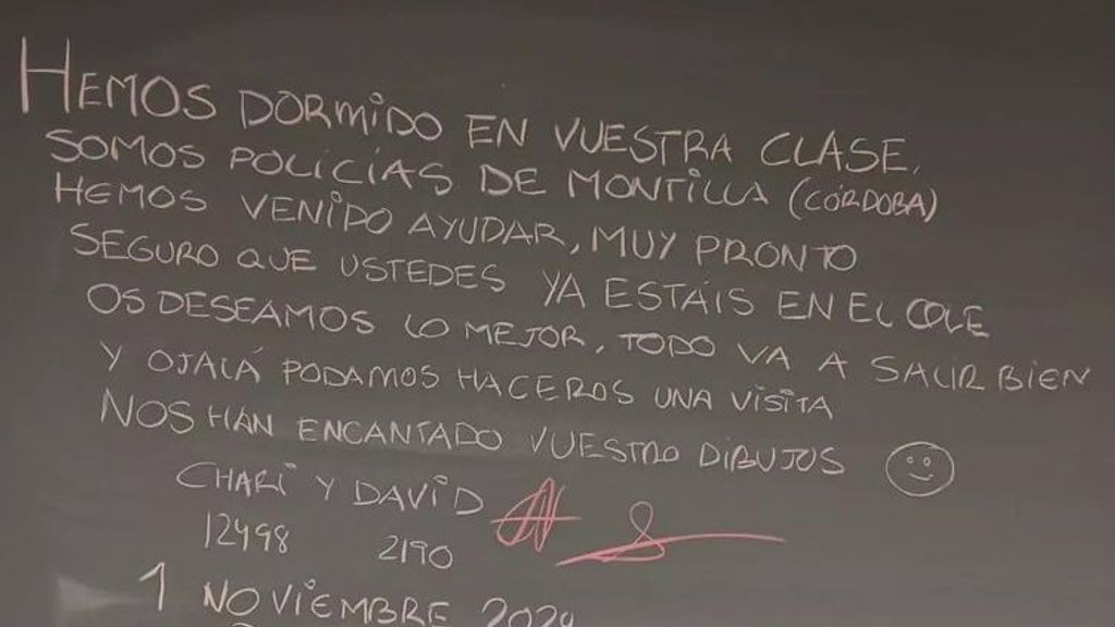 Mensaje que David y Chari dejaron en la pizarra de un colegio de Paiporta