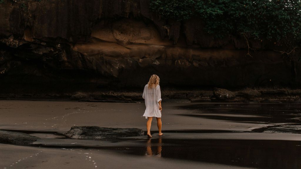 Una chica en una playa