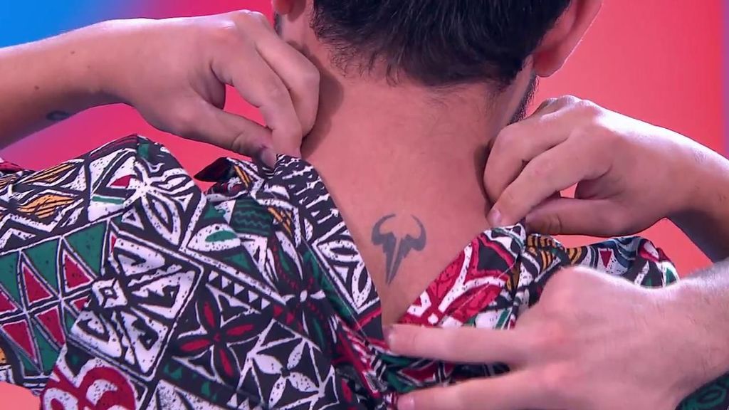 Raúl, de los Mozos de Arousa, muestra el tatuaje en homenaje a Nadal