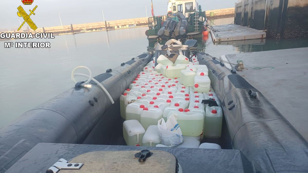 Siete detenidos en una embarcación con 150 petacas de gasolina para abastecer a narcolanchas en el río Guadalquivir