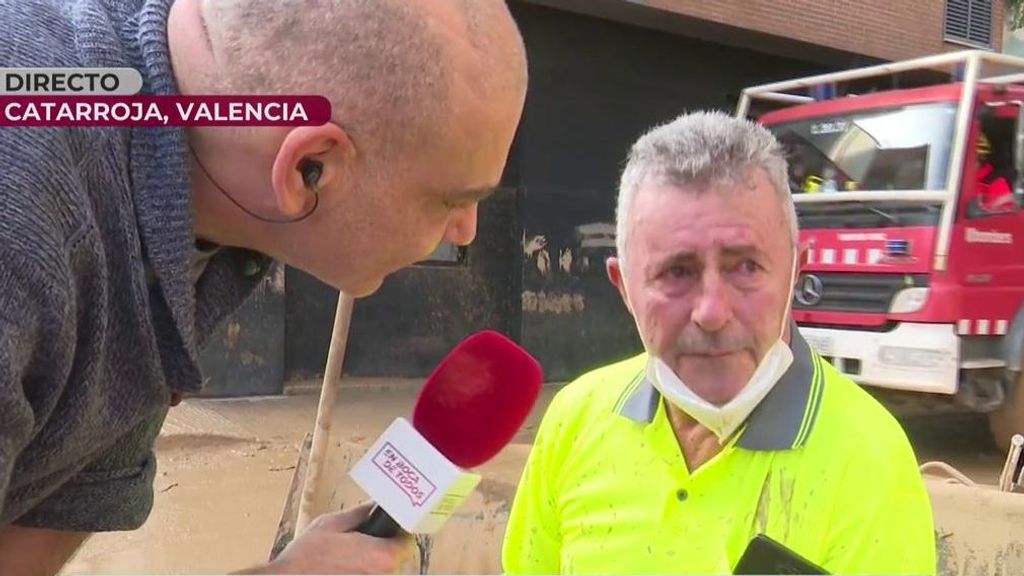 Un voluntario se emociona ante el caos y la destrucción por la DANA: "Vuelvo a mi casa llorando"