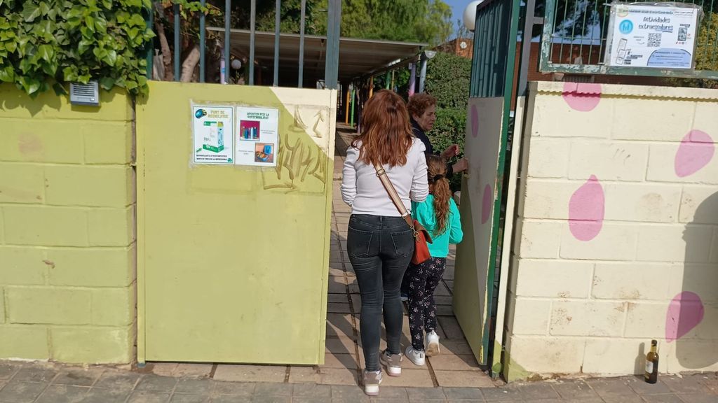 Una madre deja a su hija en el colegio