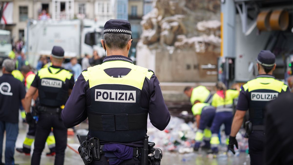 Agentes de policía en la Virgen Blanca, en Vitoria.