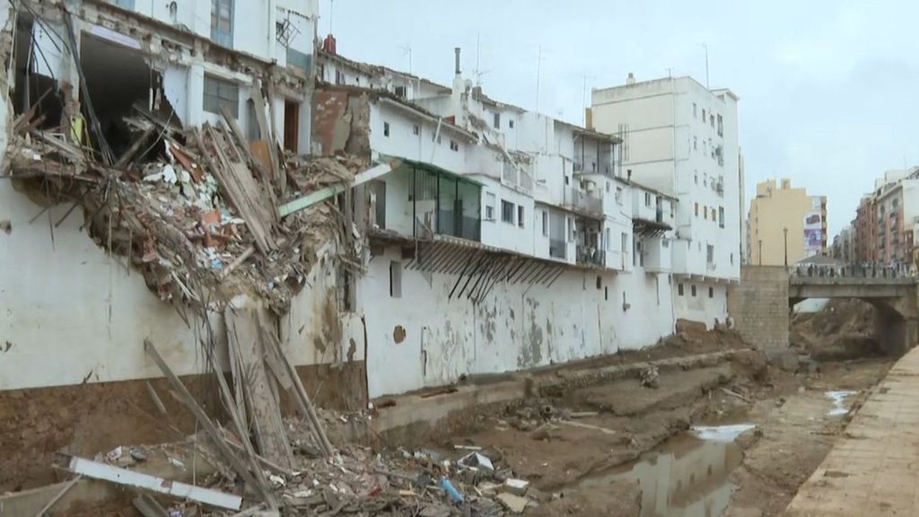 Varias familias son desalojadas en Chiva tras la DANA por el inminente riesgo de derrumbe