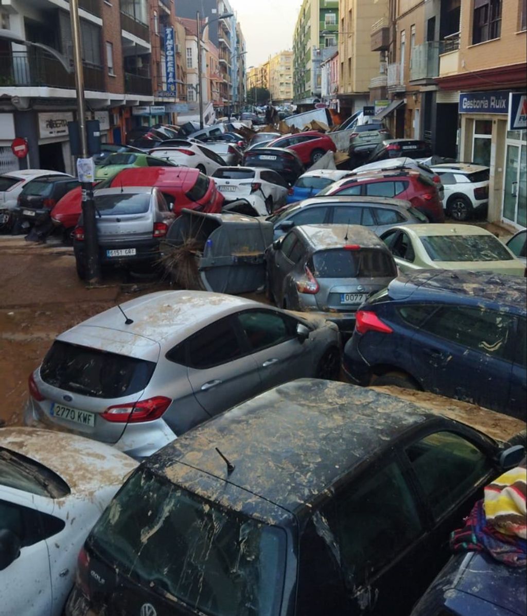 Coches amontonados en una calle de Sedaví