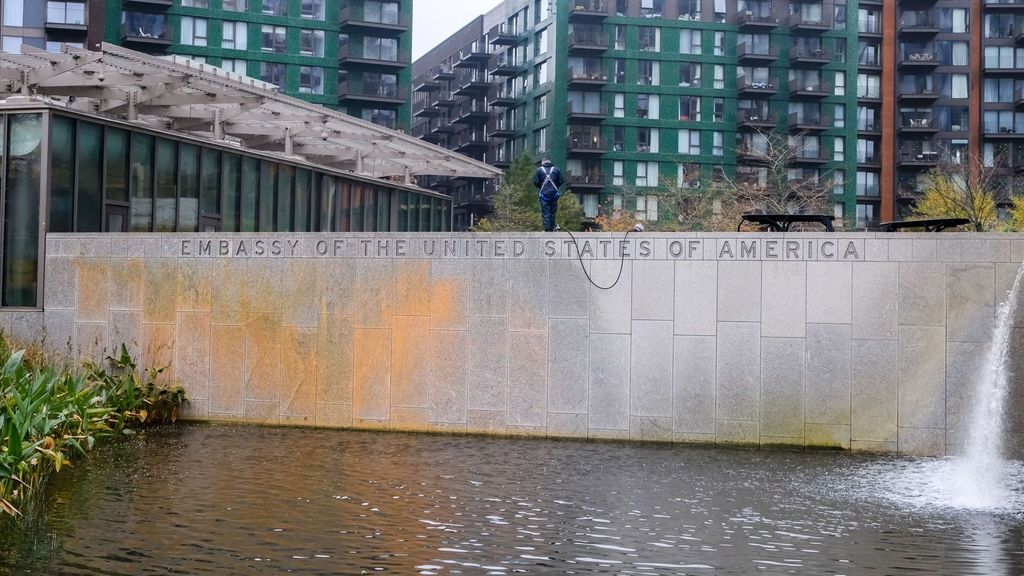 Dos activistas han lanzado pintura naranja en la Embajada de Estados Unidos en Londres.