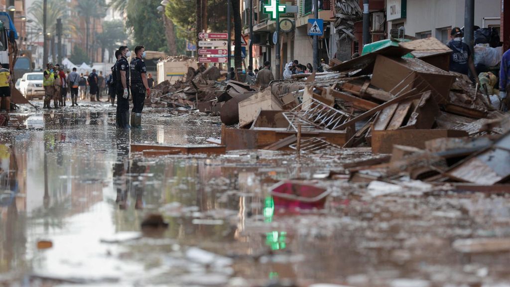 Efectivos de la Policía Local trabajan para despejar una calle de Paterna, Valencia, tra la DANA