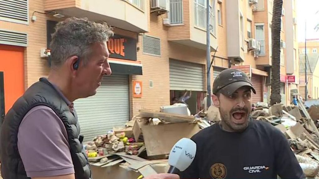 El grito desesperado de los vecinos de Paiporta ante la falta de medios: "Pedimos auxilio y socorro"