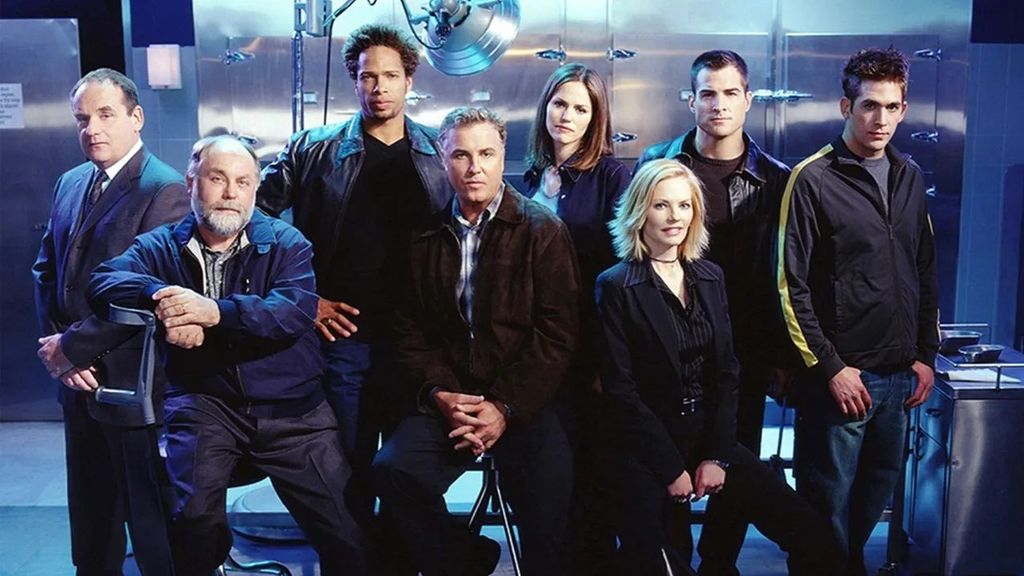 El reparto de CSI: Las Vegas. De izquierda a derecha: Paul Guilfoyle, Robert David Hall, Gary Dourdan, William Petersen, Jorja Fox, Marg Helgenberger, George Eads y Eric Szmanda