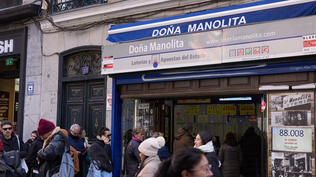 EuropaPress 5669089 decenas personas hacen cola administracion dona manolita enero 2024 madrid