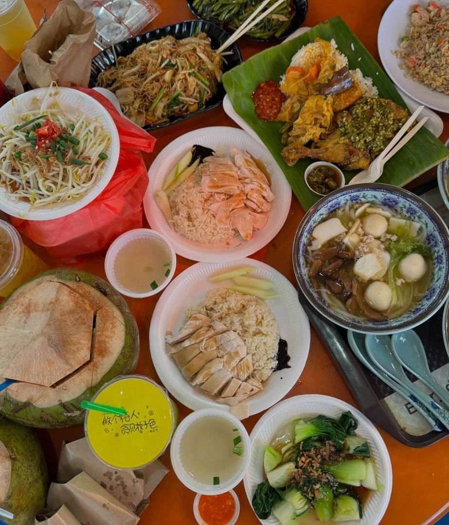 Pollo con arroz de Hainan y sopa de fideos con albóndigas de pescado, entre otros platos