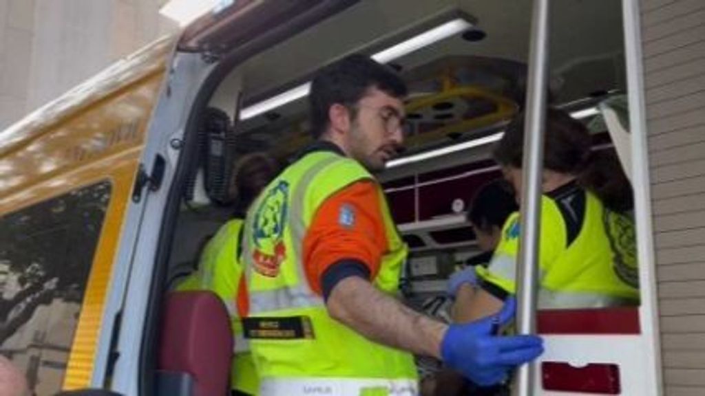 Los sanitarios del SAMUR-Protección Civil de Madrid desplegados por la DANA atienden el inicio de un parto en una calle de Alfafar