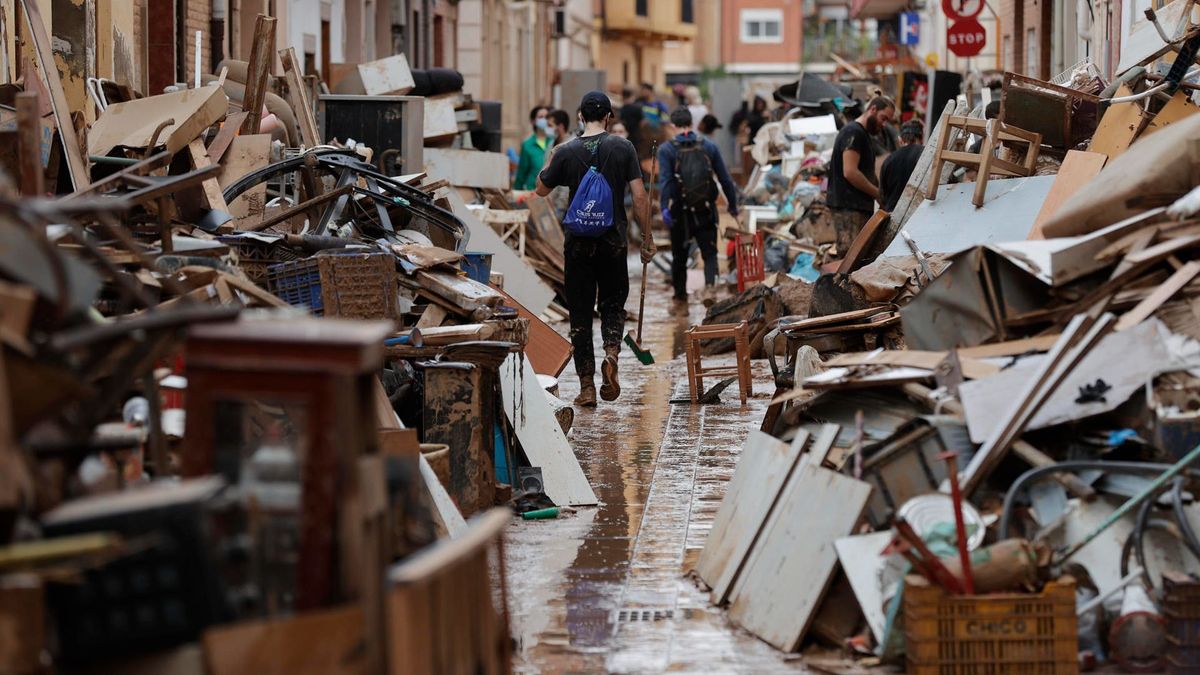 Muebles y enseres personales acumulados en una calle de Paiporta, Valencia, tras la DANA