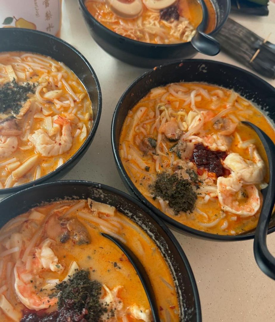 Varios cuencos con laksa