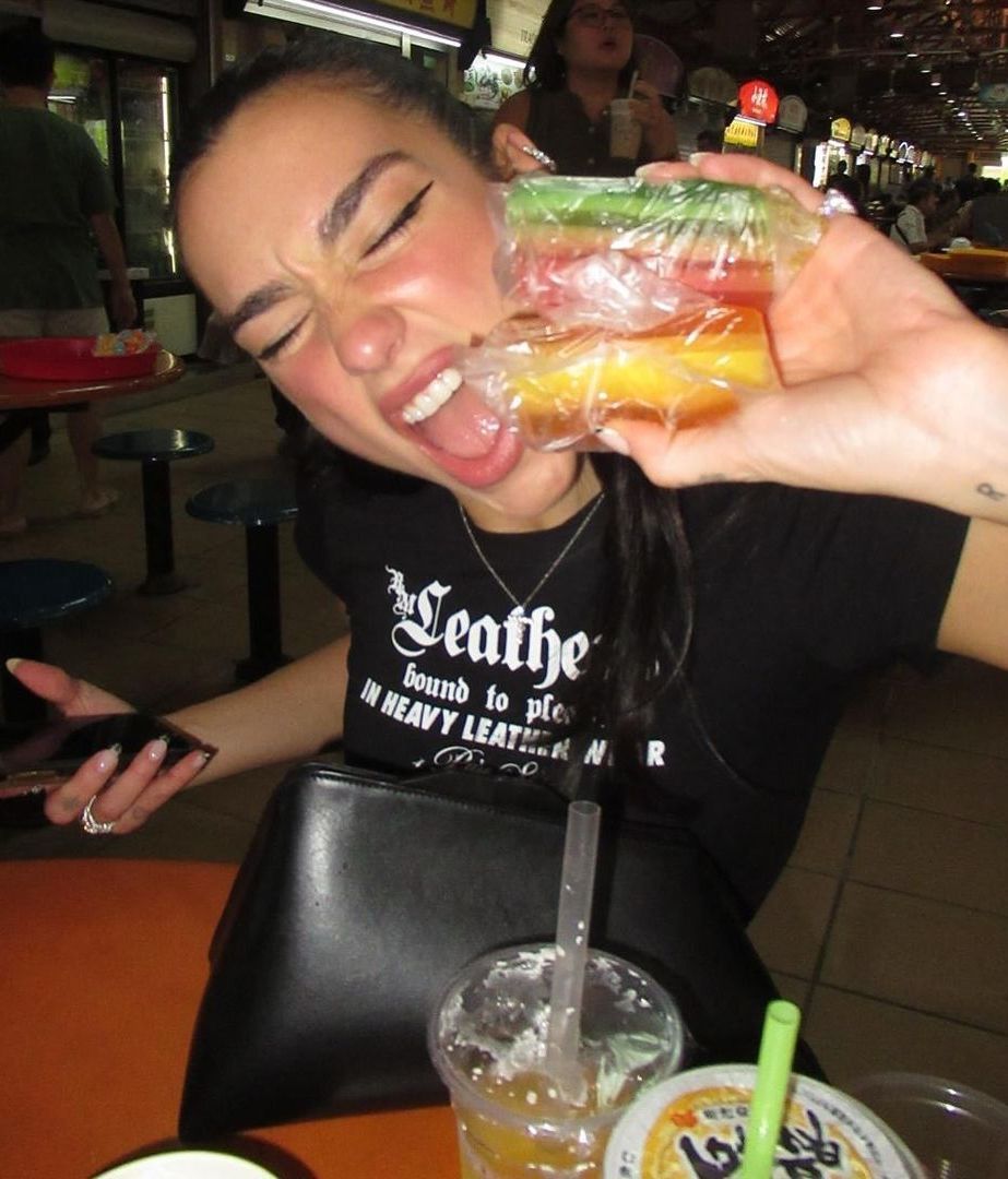 Dua Lipa con un rainbow agar-agar