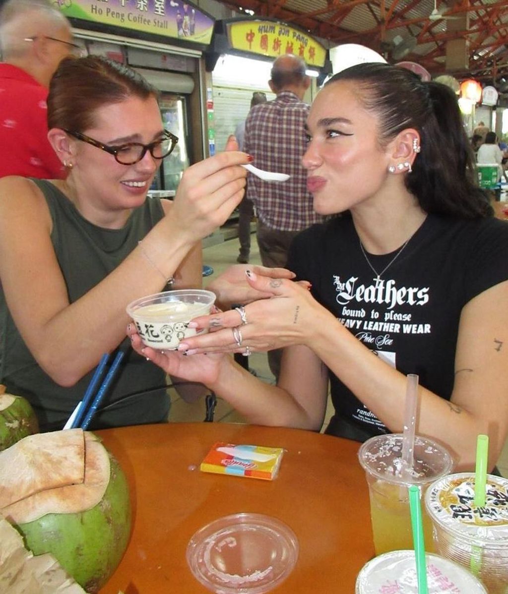 Dua Lipa probando el tau huai