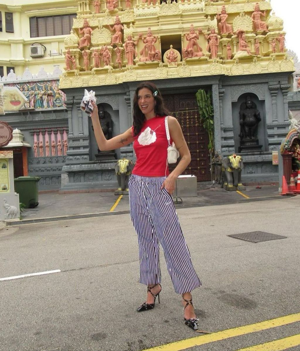 Dua Lipa con un zumo de ciruela agria frente al templo Sri Senpaga Vinayagar