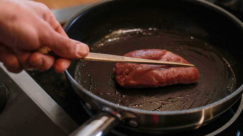 Que salga agua al cocinar la carne es algo molesto